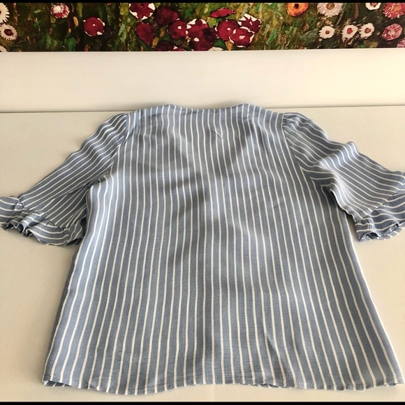 V neck shirt with stripes. - Picture 4 of 5